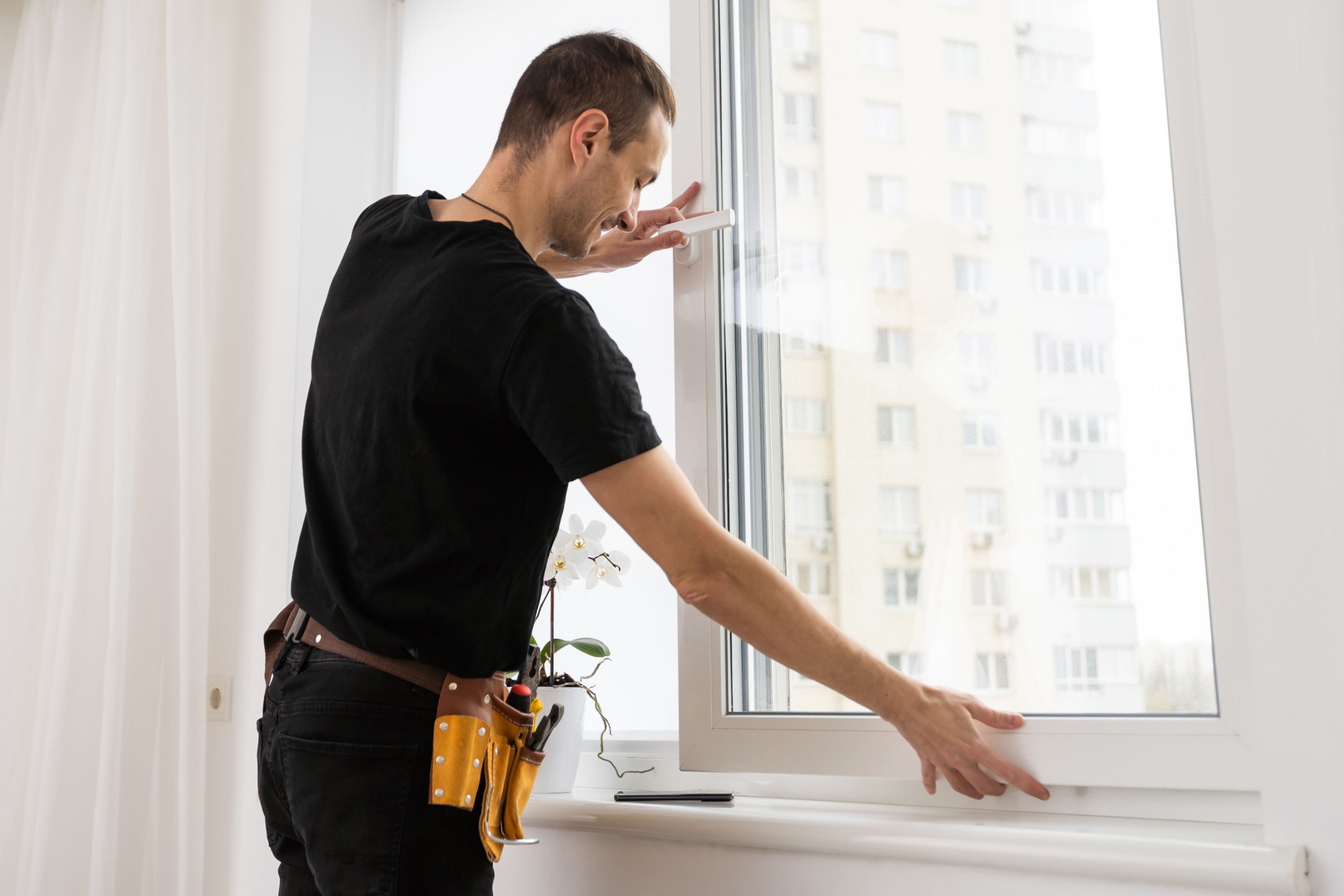 hombre instalando una ventana